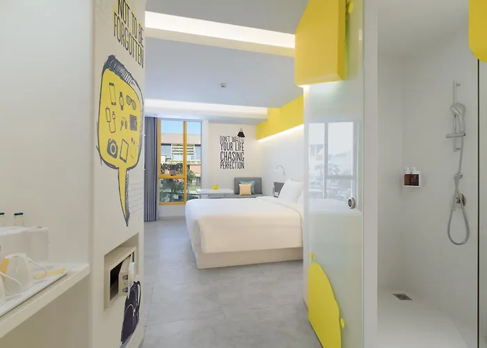 ホテル Yello Beachwalk Bali クタ